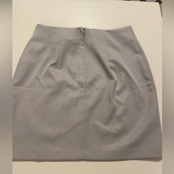 Bentley Dresses & Skirts - Bentley women’s sizes 9/10 khaki short skirt rear zipper